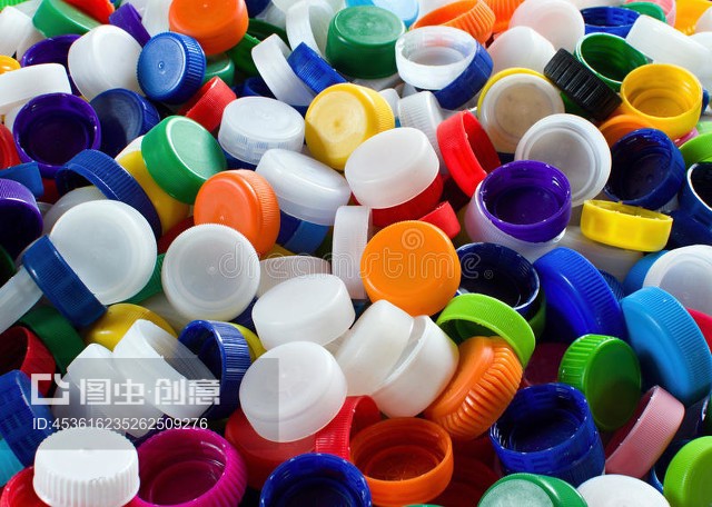 五顏六色的塑料帽 色彩與功能的完美結(jié)合